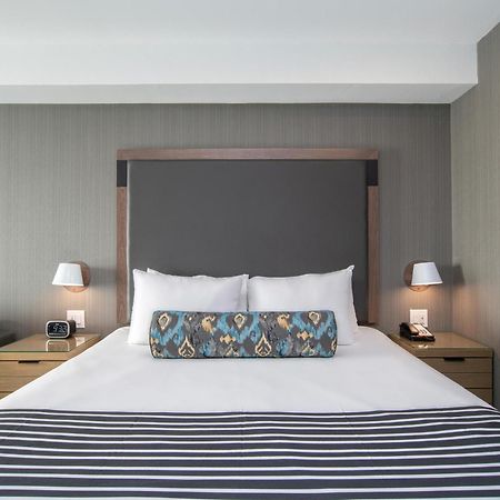 Sandman Signature Ottawa Airport Hotel Екстер'єр фото
