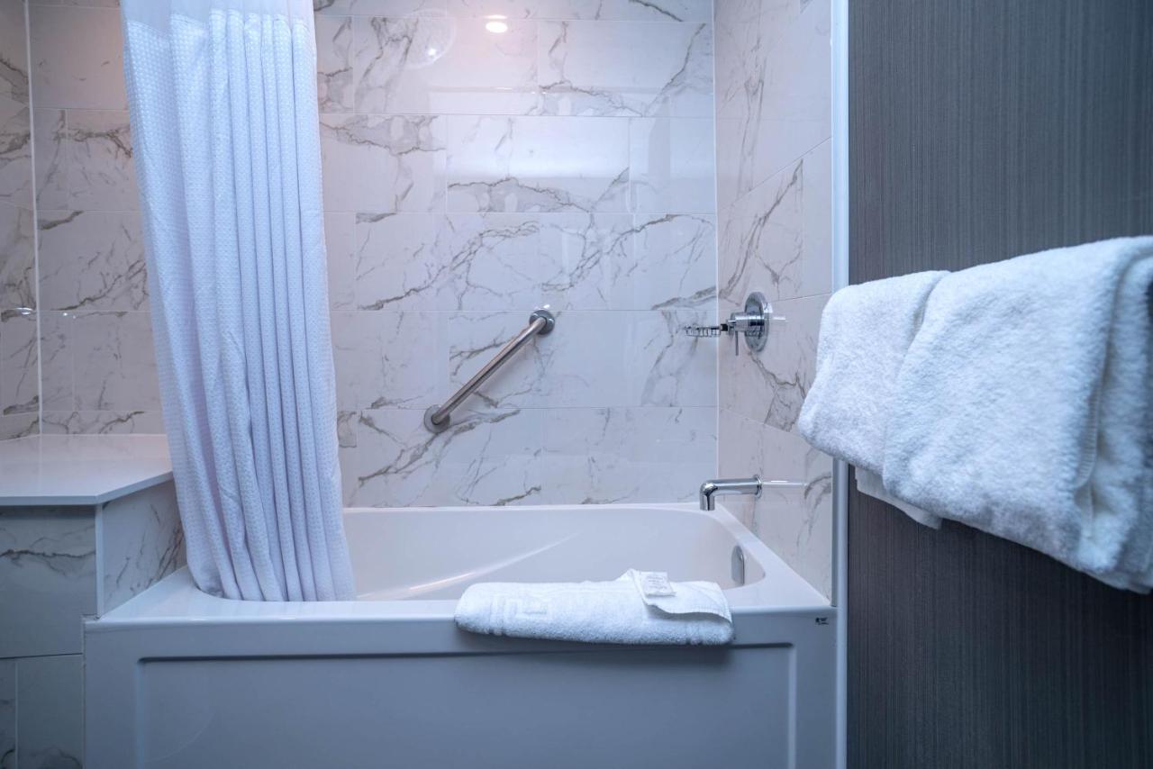 Sandman Signature Ottawa Airport Hotel Екстер'єр фото