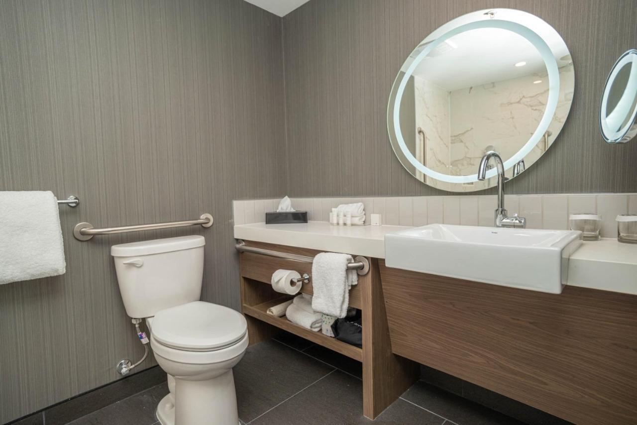 Sandman Signature Ottawa Airport Hotel Екстер'єр фото