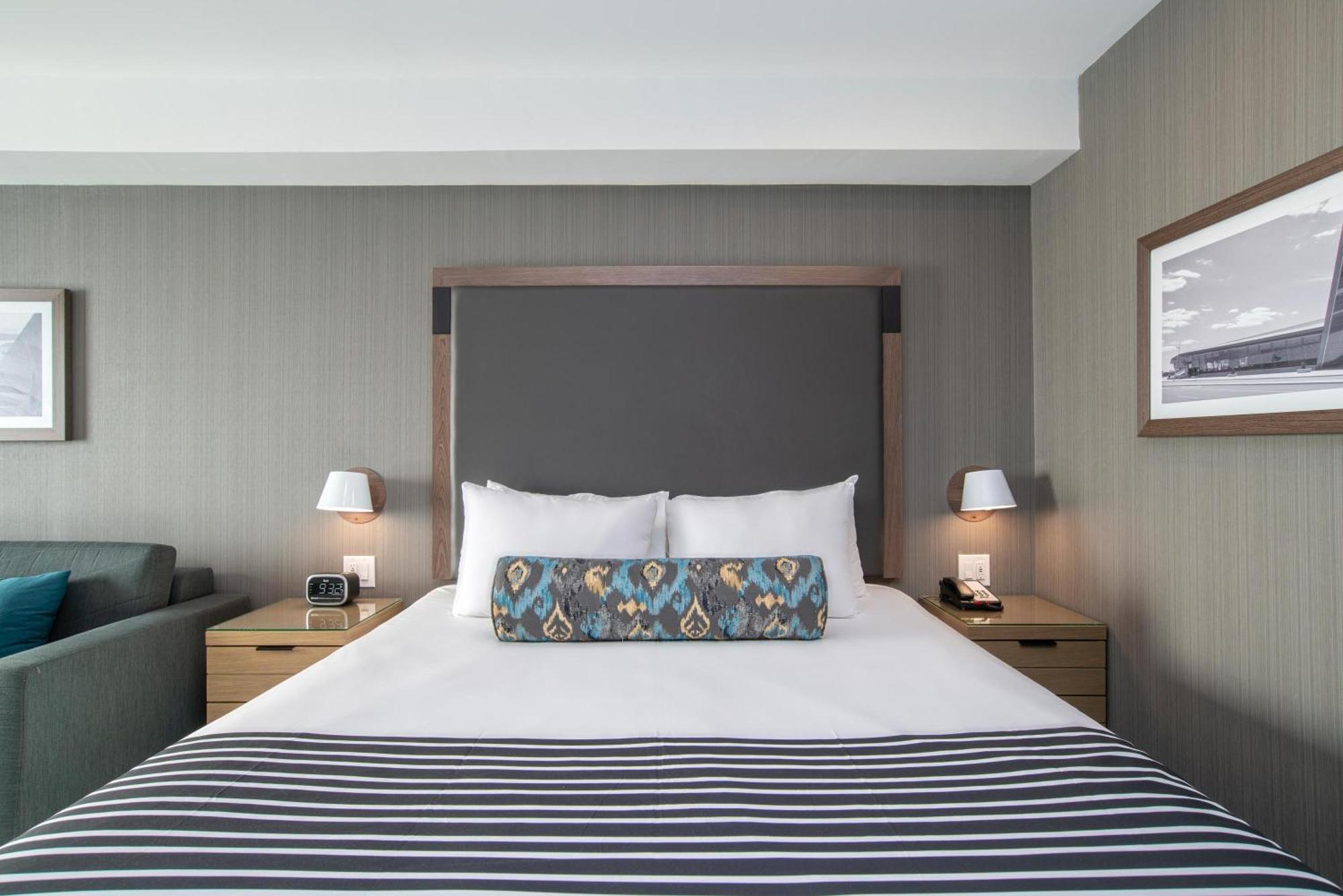 Sandman Signature Ottawa Airport Hotel Екстер'єр фото